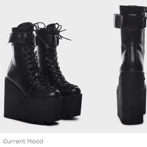 Current mood traitor boots